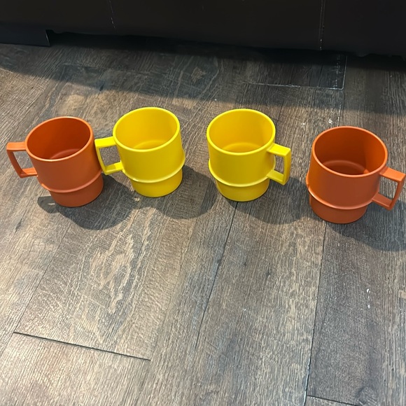 Set Of 4‎ VINTAGE TUPPERWARE #1312 Stackable COFFEE MUGS CUPS Yellow And Orange - Picture 1 of 8